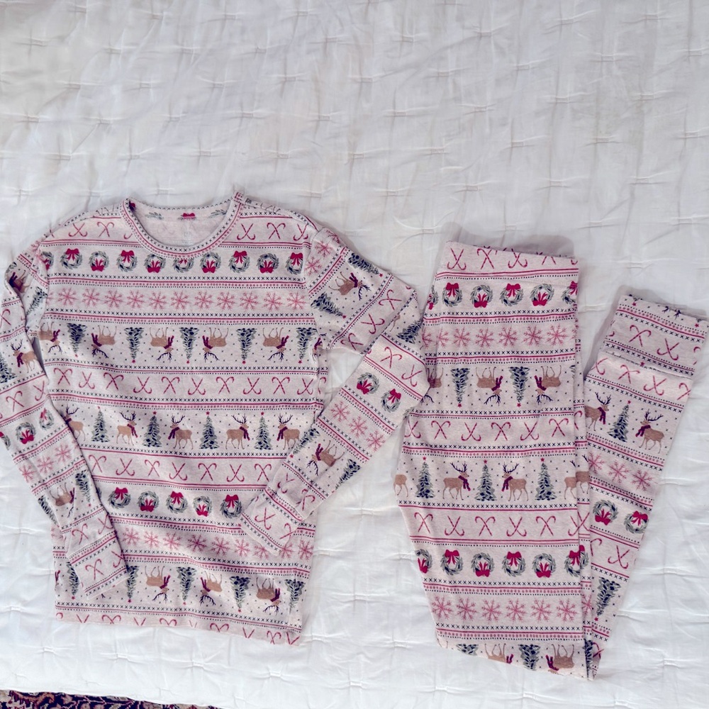 Used Gap Kids organic cotton print pj set. Christmas pajamas